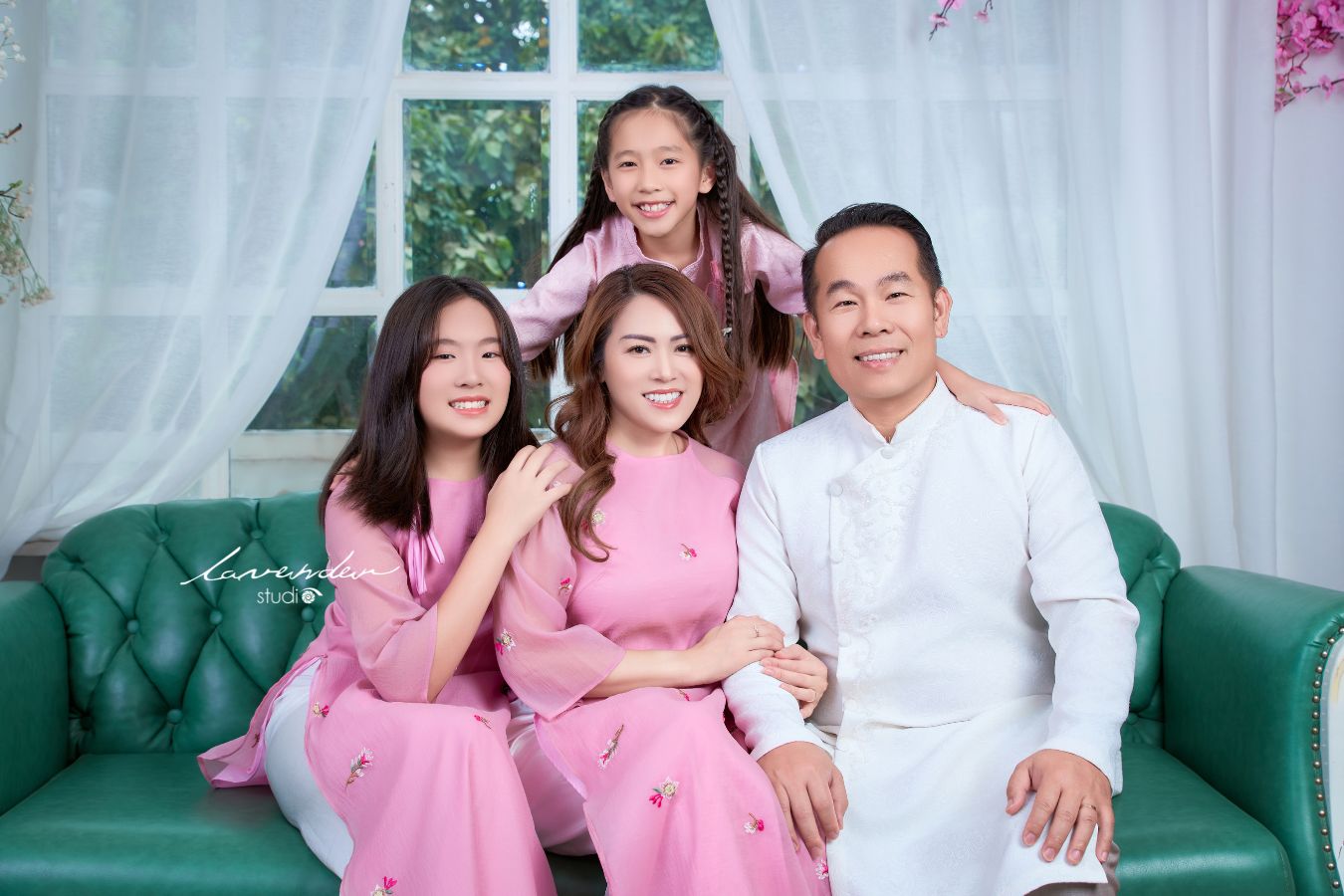 Bí quyết chụp ảnh áo dài gia đình đẹp ngày Tết