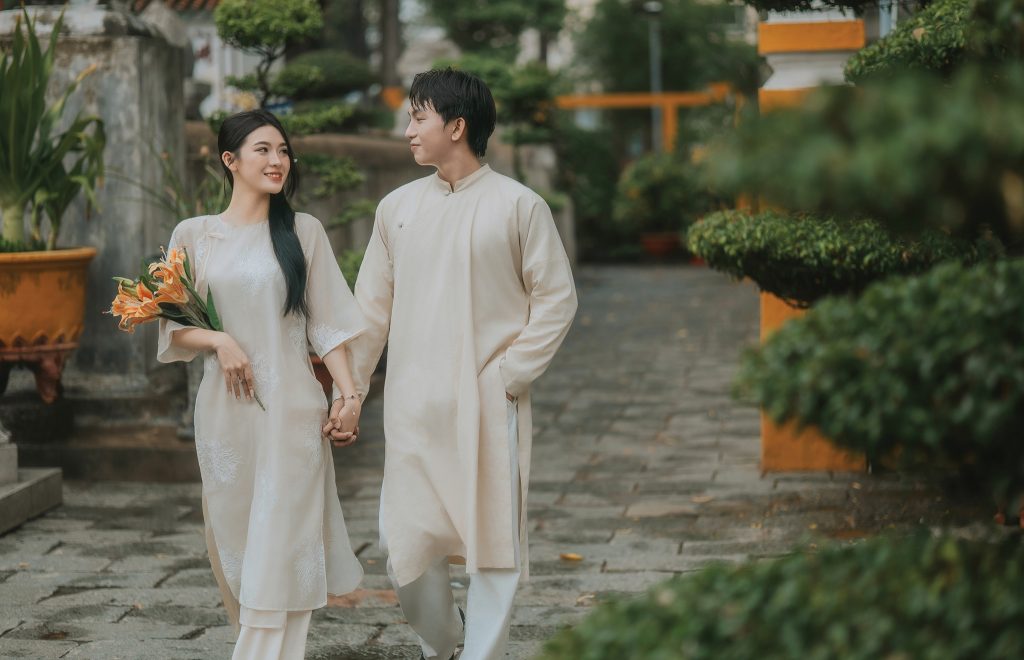 Gợi ý cách tạo dáng chụp ảnh áo dài cho nam, nữ, cặp đôi, gia đình đơn giản mà vẫn đẹp update 2026-2027