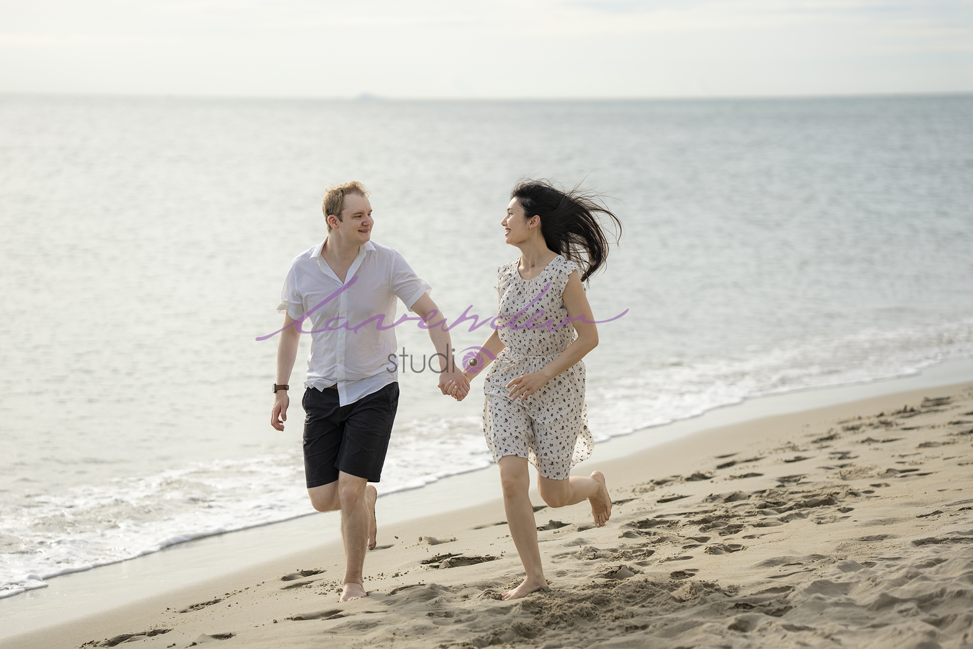 Chụp ảnh couple ở biển Hội An cửa Đại