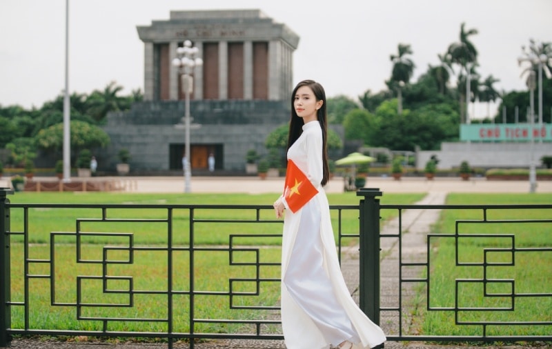 Check-in chụp ảnh áo dài dịp lễ mùng 2/9 ở Lăng Bác