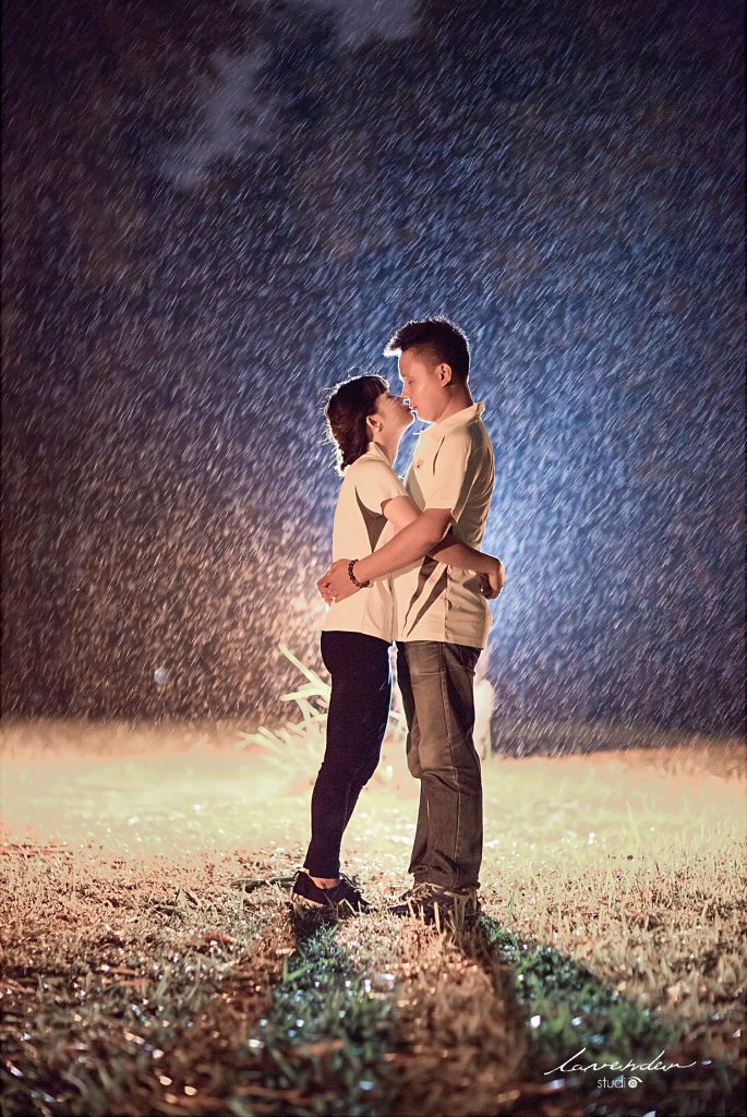 chụp ảnh cưới khi trời tối dưới mưa