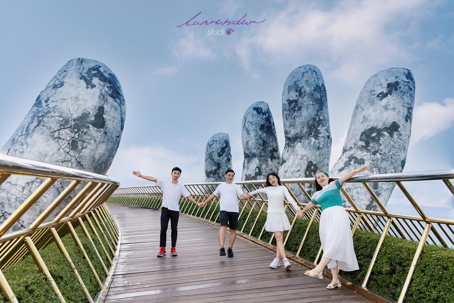 Chụp ảnh gia đình ở Bà Nà Hills- Cầu Vàng Chụp ảnh gia đình ở Bà Nà Hills- Cầu Vàng