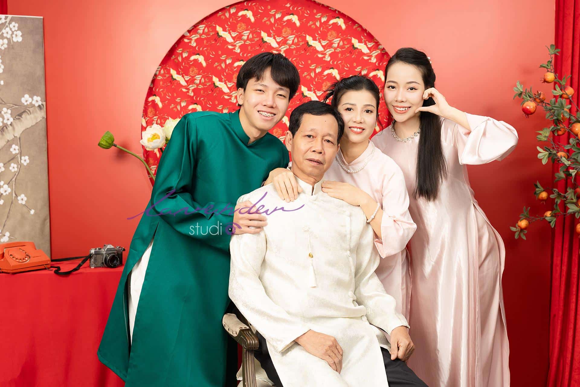 Chụp ảnh gia đình áo dài trong studio đẹp dịp Tết Chụp ảnh gia đình áo dài trong studio đẹp dịp Tết