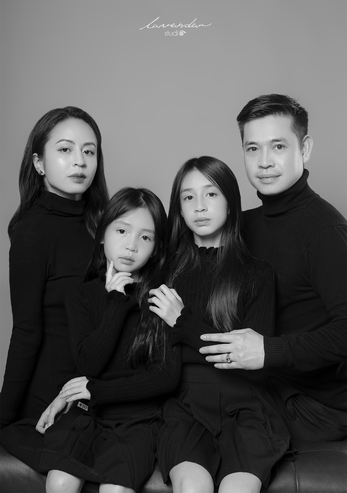 Chụp ảnh gia đình theo concept cổ điển đen trắng