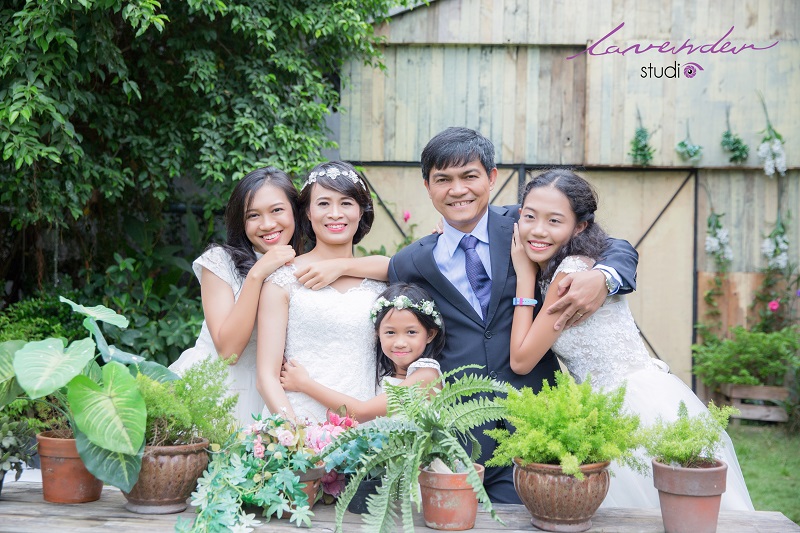 Chụp hình gia đình ngoại cảnh tự nhiên kỷ niệm cưới ở TP HCM