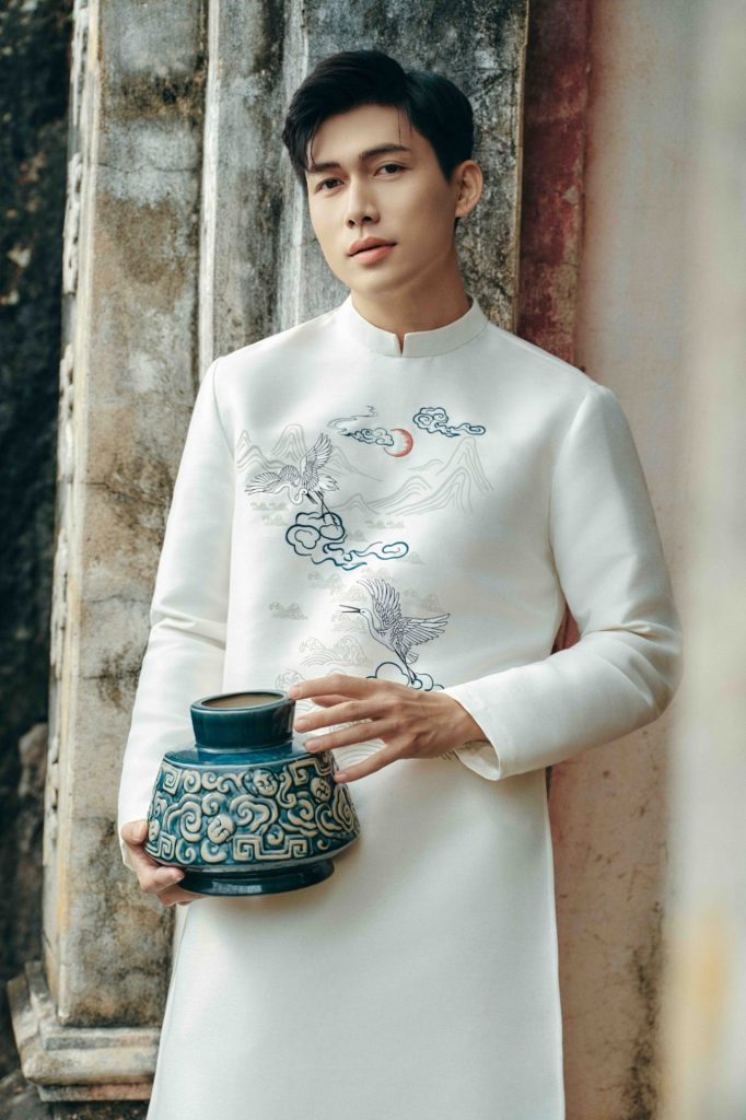 Tạo Dáng Chụp Ảnh Áo Dài Cho Nam và Nữ Tết 2026 - 2027: Đơn Giản Mà Cuốn Hút