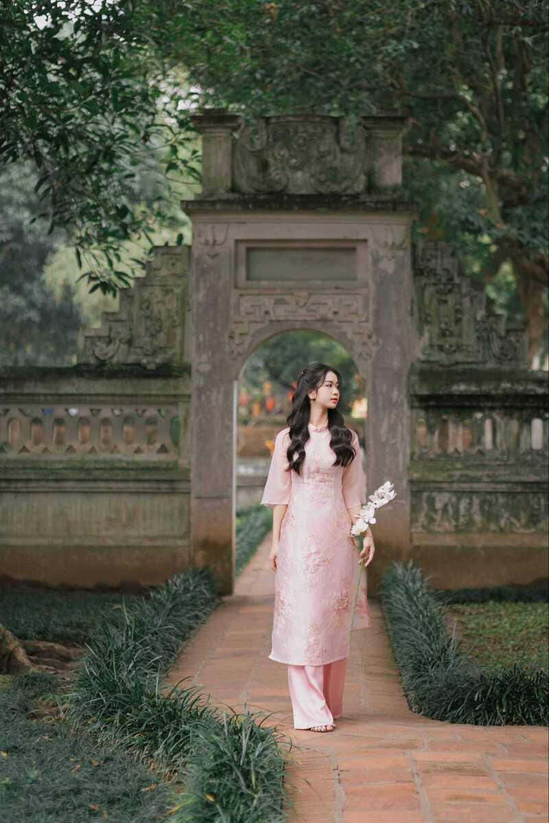 Gợi ý cách tạo dáng chụp ảnh áo dài cho nam, nữ, cặp đôi, gia đình đơn giản mà vẫn đẹp update 2026-2027
