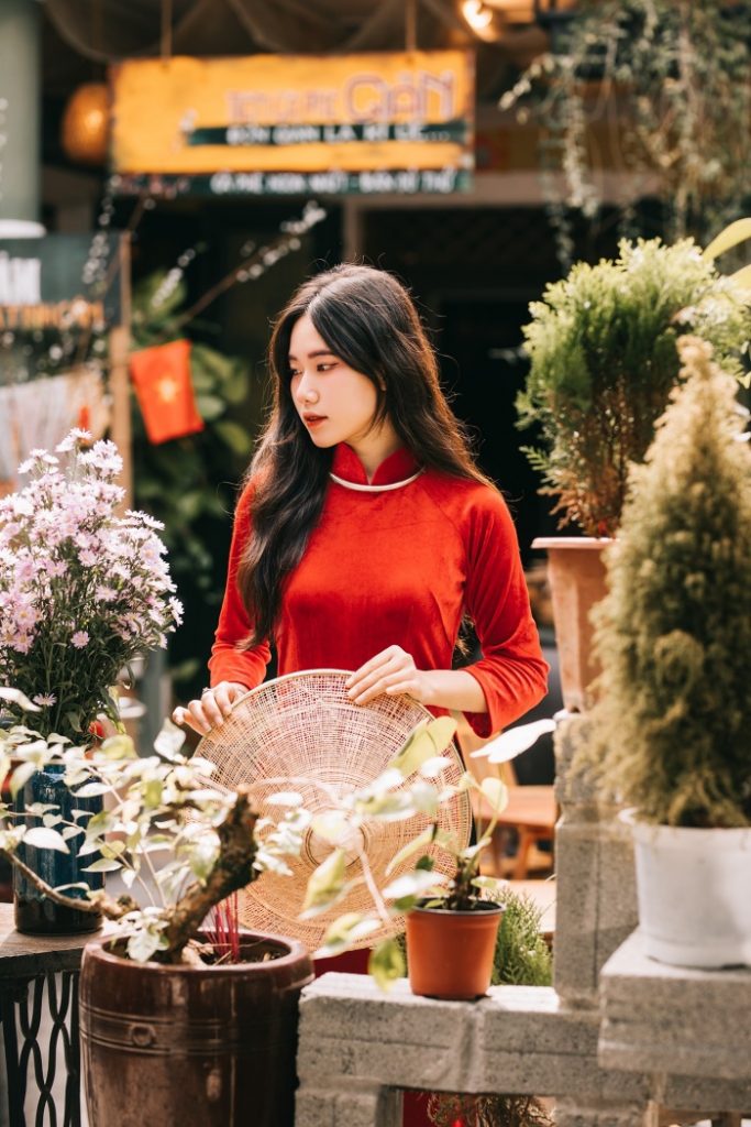 Gợi ý cách tạo dáng chụp ảnh áo dài cho nam, nữ, cặp đôi, gia đình đơn giản mà vẫn đẹp update 2026-2027