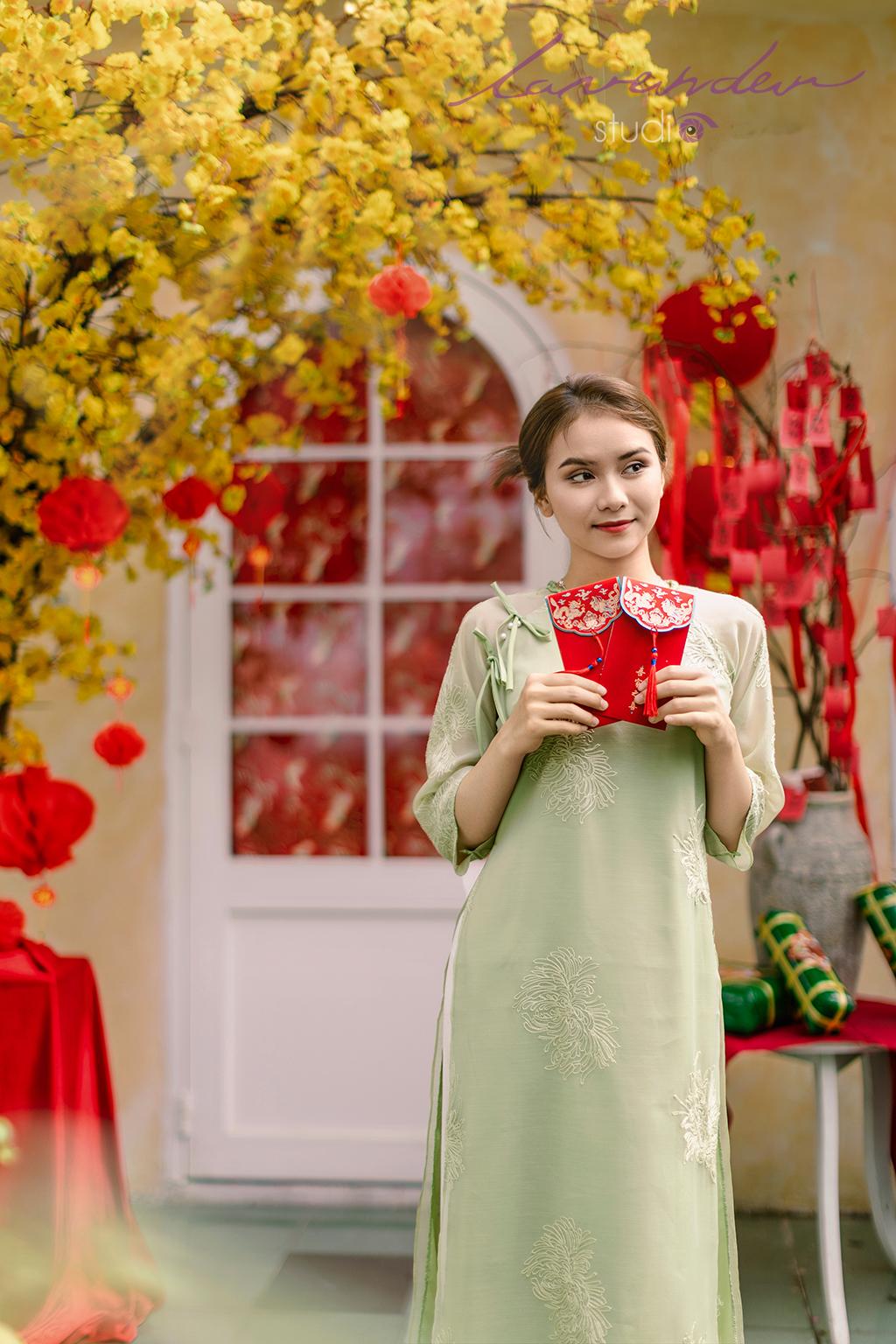 Concept chụp ảnh áo dài Tết cùng phong bao lì xì