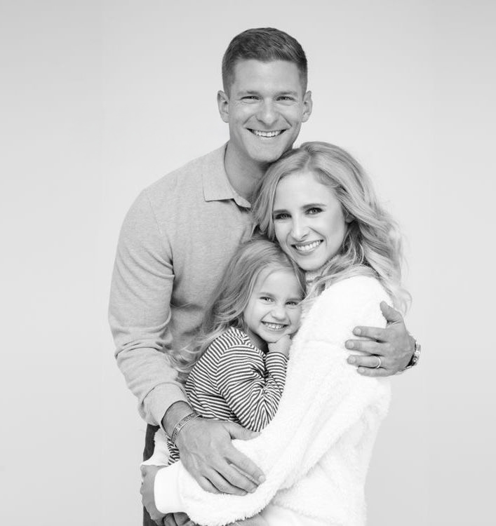 Concept chụp hình gia đình tone đen trắng tối giản