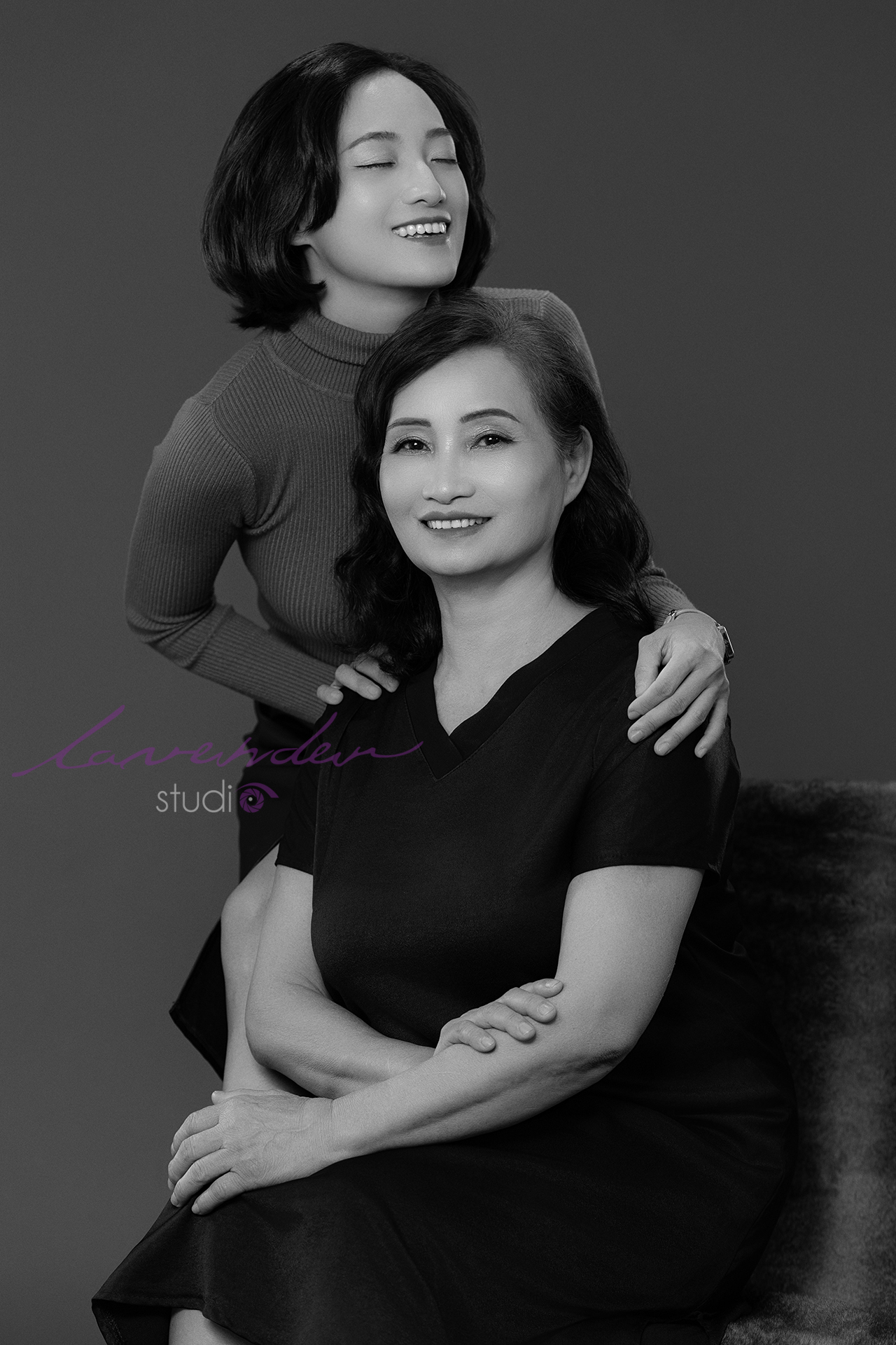 Concept đen trắng cùng gia đình 2 mẹ con