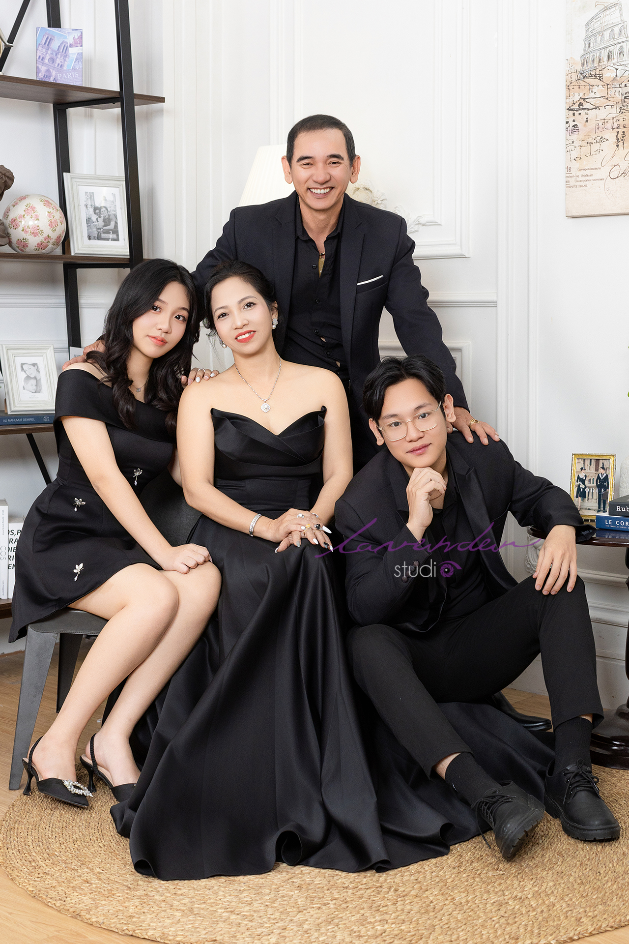 Concept chụp hình gia đình đẹp tone đen trắng