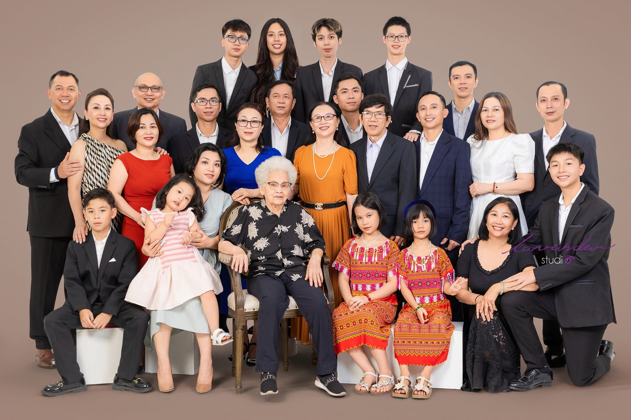 Giá dịch vụ ghép ảnh đại gia đình kỷ niệm bao nhiêu