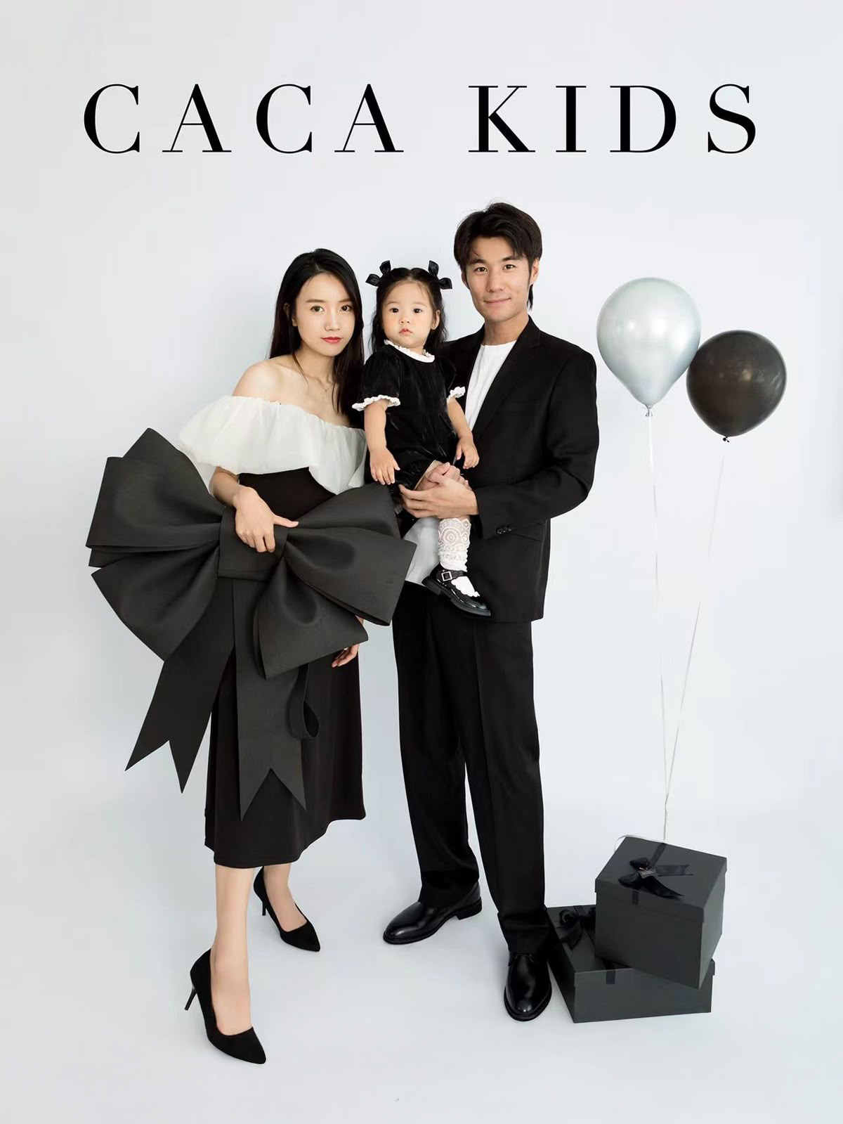 Concept chụp hình cùng gia đình theo tone đen trắng