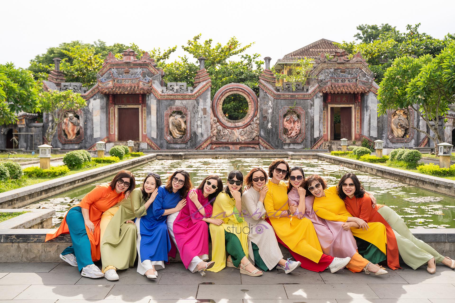 Chụp ảnh nhóm ở Hội An với nhóm bạn bè