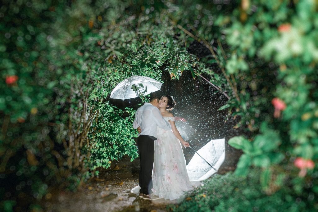 Chụp ảnh cưới dưới mưa - lãng mạn và ấn tượng