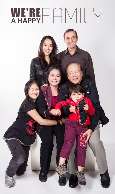 Chụp ảnh gia đình tại Hà Nội sẽ là một trải nghiệm độc đáo và tuyệt vời để lưu giữ những khoảnh khắc đáng nhớ cùng gia đình. Đầy năng lượng tích cực, bộ ảnh này sẽ giúp cho mỗi người trong gia đình cảm thấy đầy yêu thương và quý trọng.
